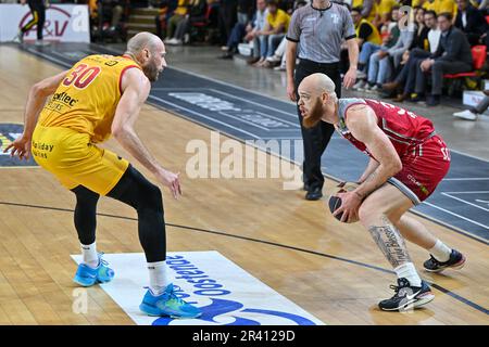 Pierre-Antoine Gillet (30) von BCO und Reggie Upshaw (30) aus Antwerpen, die während eines Basketballspiels zwischen den belgischen BC Filou Oostende und den Telenet Antwerpen Giants am zweiten Spieltag des Champions Play-off am dienstag, den 23. Mai 2023, im Versluys Dome in Oostende , Belgien, gedreht wurden. PHOTO SPORTPIX | DAVID CATRY Stockfoto