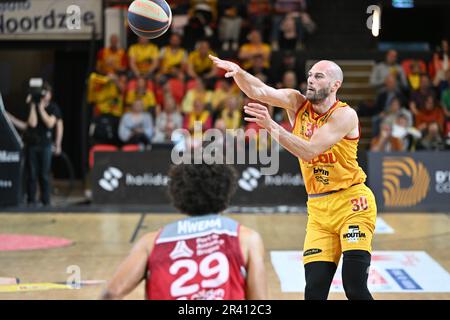 Pierre-Antoine Gillet (30) von BCO, das während eines Basketballspiels zwischen den belgischen BC Filou Oostende und den Telenet-Antwerpen-Giants am zweiten Spieltag des Champions Play-off am dienstag, den 23. Mai 2023, im Versluys Dome in Oostende , Belgien, gezeigt wurde. PHOTO SPORTPIX | DAVID CATRY Stockfoto