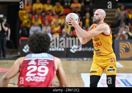 Pierre-Antoine Gillet (30) von BCO, das während eines Basketballspiels zwischen den belgischen BC Filou Oostende und den Telenet-Antwerpen-Giants am zweiten Spieltag des Champions Play-off am dienstag, den 23. Mai 2023, im Versluys Dome in Oostende , Belgien, gezeigt wurde. PHOTO SPORTPIX | DAVID CATRY Stockfoto