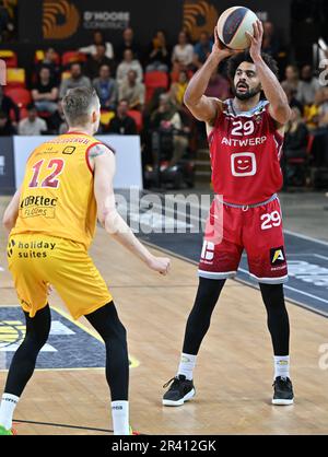 Jean-Marc Mwema (29) aus Antwerpen, das während eines Basketballspiels zwischen den belgischen BC Filou Oostende und den Telenet-Antwerpen-Riesen am zweiten Spieltag des Champions Play-off am dienstag, den 23. Mai 2023, im Versluys Dome in Oostende , Belgien , gezeigt wurde. PHOTO SPORTPIX | DAVID CATRY Stockfoto