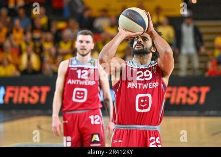 Jean-Marc Mwema (29) aus Antwerpen, das während eines Basketballspiels zwischen den belgischen BC Filou Oostende und den Telenet-Antwerpen-Riesen am zweiten Spieltag des Champions Play-off am dienstag, den 23. Mai 2023, im Versluys Dome in Oostende , Belgien , gezeigt wurde. PHOTO SPORTPIX | DAVID CATRY Stockfoto