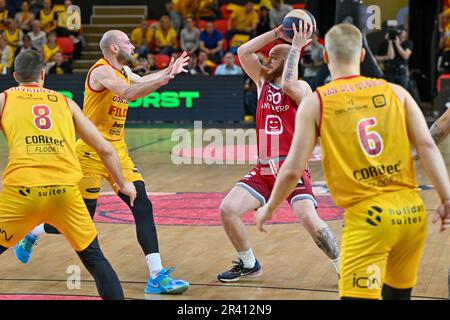 Pierre-Antoine Gillet (30) von BCO und Reggie Upshaw (30) aus Antwerpen, die während eines Basketballspiels zwischen den belgischen BC Filou Oostende und den Telenet Antwerpen Giants am zweiten Spieltag des Champions Play-off am dienstag, den 23. Mai 2023, im Versluys Dome in Oostende , Belgien, gedreht wurden. PHOTO SPORTPIX | DAVID CATRY Stockfoto