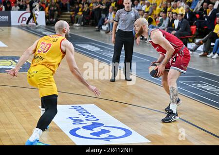 Pierre-Antoine Gillet (30) von BCO und Reggie Upshaw (30) aus Antwerpen, die während eines Basketballspiels zwischen den belgischen BC Filou Oostende und den Telenet Antwerpen Giants am zweiten Spieltag des Champions Play-off am dienstag, den 23. Mai 2023, im Versluys Dome in Oostende , Belgien, gedreht wurden. PHOTO SPORTPIX | DAVID CATRY Stockfoto