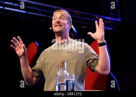 Hay Festival, Hay on Wye, Wales, Großbritannien – Donnerstag, 25. Mai 2023 – Bear Grylls Action Adventurer und Autor auf der Bühne während des Eröffnungstags des Hay Festivals. Foto Steven May/Alamy Live News Stockfoto