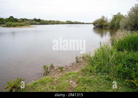 Die Szene im High Eske Nature Reserve, Tickton, East Yorkshire, nachdem zwei Teenager ertrunken sind. Am Mittwochabend wurden vier weitere Menschen aus dem See gerettet. Die Polizei von Humberside sagte, dass die Leichen von zwei Männern - im Alter von 18 und 19 - bis etwa 8,35pm geborgen wurden. Foto: Donnerstag, 25. Mai 2023. Stockfoto