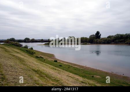 Die Szene im High Eske Nature Reserve, Tickton, East Yorkshire, nachdem zwei Teenager ertrunken sind. Am Mittwochabend wurden vier weitere Menschen aus dem See gerettet. Die Polizei von Humberside sagte, dass die Leichen von zwei Männern - im Alter von 18 und 19 - bis etwa 8,35pm geborgen wurden. Foto: Donnerstag, 25. Mai 2023. Stockfoto