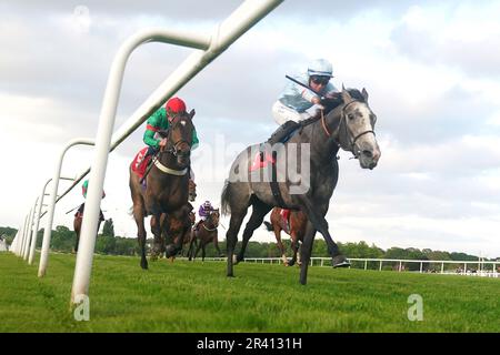 Entschädigen Sie den Jockey Ray Dawson (rechts) auf dem Weg zum Sieg des Rennpferdes Lotto Whitsun Cup Handicap während des Brigadier Gerard Abends auf der Rennbahn Sandown Park, Surrey. Foto: Donnerstag, 25. Mai 2023. Stockfoto