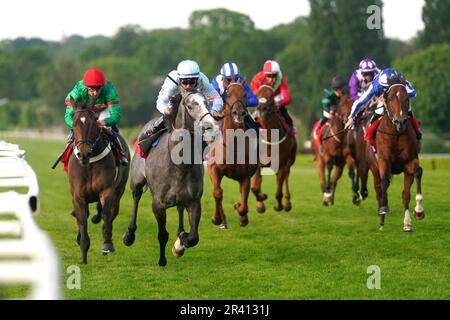 Die von Jockey Ray Dawson (zweite links) gefahrene Freistellung gewinnt das Racehorse Lotto Whitsun Cup Handicap während des Abends von Brigadier Gerard auf der Rennbahn Sandown Park in Surrey. Foto: Donnerstag, 25. Mai 2023. Stockfoto