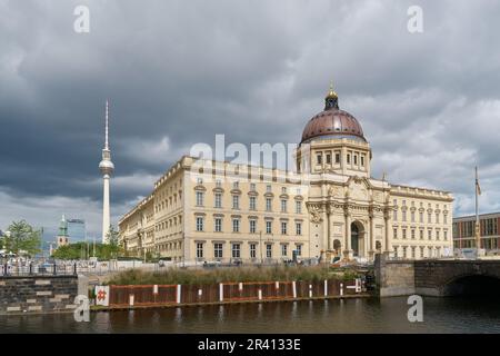 Das fertiggestellte Humboldt-Forum in Berlin mit dem Fernsehturm im Hintergrund Stockfoto