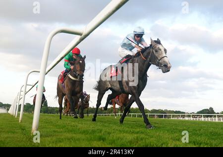 Entschädigen Sie den Jockey Ray Dawson (rechts) auf dem Weg zum Sieg des Rennpferdes Lotto Whitsun Cup Handicap während des Brigadier Gerard Abends auf der Rennbahn Sandown Park, Surrey. Foto: Donnerstag, 25. Mai 2023. Stockfoto