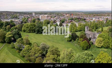 Ein unvergleichliches Stadtbild von Harrogate mit dem öffentlichen Park Stray und der lokalen Kirche Stockfoto