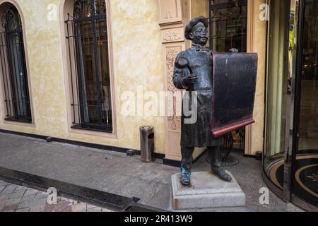 TIFLIS, GEORGIA - Mai 2023 kleine Statue auf der Straße in Tiflis. Hochwertiges Foto Stockfoto