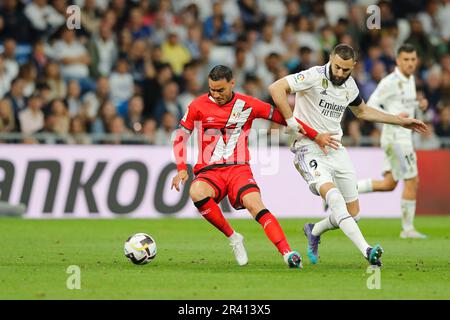 Madrid, Spanien. 24. Mai 2023. (L-R) Raul de Tomas (Rayo), Karim Benzema (Real) Fußball/Fußball : Spanisches Spiel "La Liga Santander" zwischen Real Madrid CF 2-1 Rayo Vallecano de Madrid im Estadio Santiago Bernabeu in Madrid, Spanien . Kredit: Mutsu Kawamori/AFLO/Alamy Live News Stockfoto