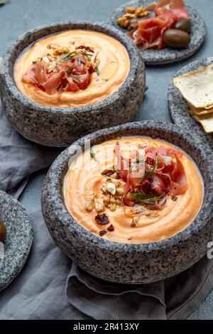 Kalte spanische Tomatensuppe Salmorejo. Traditionelle Tomatensuppe mit weißen Brot und Olivenöl. Stockfoto