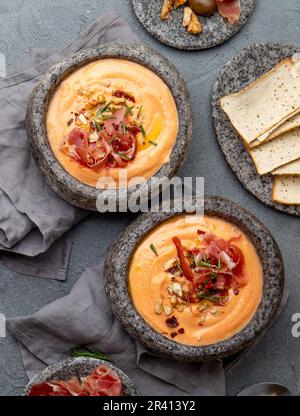 Kalte spanische Tomatensuppe Salmorejo. Traditionelle Tomatensuppe mit weißen Brot und Olivenöl. Stockfoto