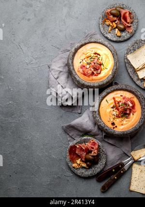 Kalte spanische Tomatensuppe Salmorejo. Traditionelle Tomatensuppe mit weißen Brot und Olivenöl. Stockfoto