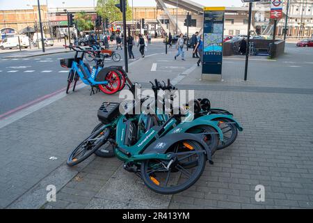 Vauxhall, London, Großbritannien. 22. Mai 2023. Der oft bekannte Anblick von Leihfahrrädern, die auf dem Bürgersteig in London abgestellt wurden, stellt eine Stolpergefahr dar, insbesondere für sehbehinderte Menschen. Kredit: Maureen McLean/Alamy Stockfoto