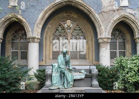 Budapest, Ungarn - 27. November 2022: Die Statue von Károlyi Sándor im Hof des Schlosses Vajdahunyad im Stadtpark von Budapest, auf einem bedeckten Wint Stockfoto