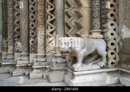 Budapest, Ungarn - 27. November 2022: Ein Steinlöwe bewacht die Kapelle im Hof der Burg Vajdahunyad im Stadtpark von Budapest. Stockfoto