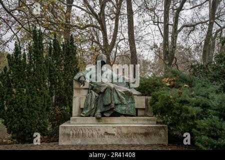 Budapest, Ungarn - 27. November 2022: Die Statue des Anonymus im Hof des Schlosses Vajdahunyad im Stadtpark von Budapest an einem bedeckten Wintertag Stockfoto