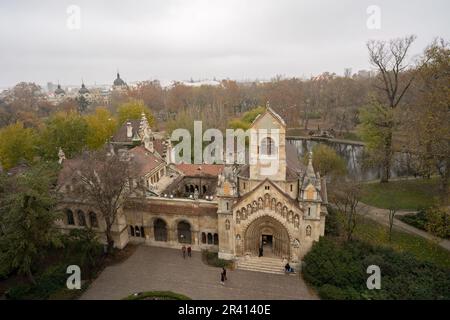 Budapest, Ungarn - 27. November 2022: Die Kapelle im Hof der Burg Vajdahunyad im Stadtpark von Budapest an einem bedeckten Wintertag. Stockfoto