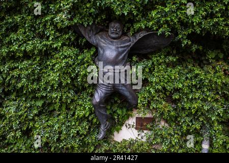 TIFLIS, GEORGIA - Mai 2023 kleine Statue auf der Straße in Tiflis. Hochwertiges Foto Stockfoto