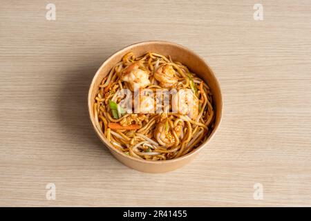 Thailändische Dishe kulinarisches Stillleben. Thailändische Nudeln mit Garnelen und Gemüse Stockfoto