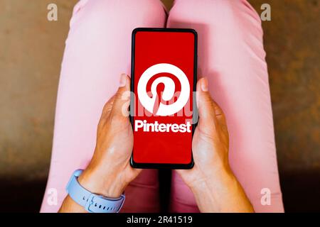 In dieser Abbildung wird das Pinterest Logo auf einem Smartphone-Bildschirm angezeigt. Stockfoto
