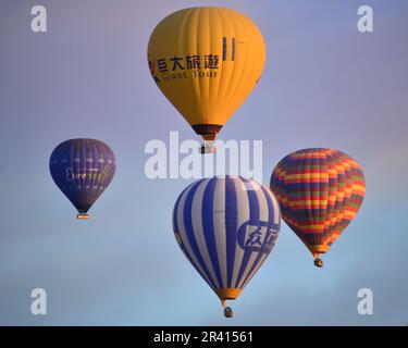 Goreme, zwischen den Felsformationen, den sogenannten Feenkamine, zwischen Tälern und Felskirchen gelegen. Zum UNESCO-Weltkulturerbe erklärt Stockfoto