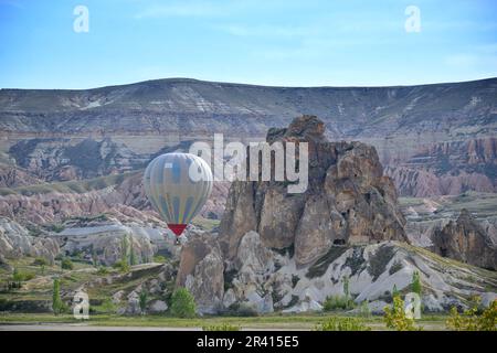 Goreme, zwischen den Felsformationen, den sogenannten Feenkamine, zwischen Tälern und Felskirchen gelegen. Zum UNESCO-Weltkulturerbe erklärt Stockfoto