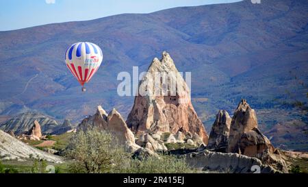 Goreme, zwischen den Felsformationen, den sogenannten Feenkamine, zwischen Tälern und Felskirchen gelegen. Zum UNESCO-Weltkulturerbe erklärt Stockfoto