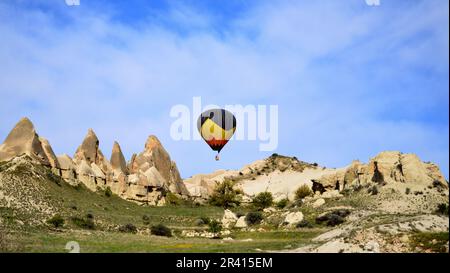 Goreme, zwischen den Felsformationen, den sogenannten Feenkamine, zwischen Tälern und Felskirchen gelegen. Zum UNESCO-Weltkulturerbe erklärt Stockfoto