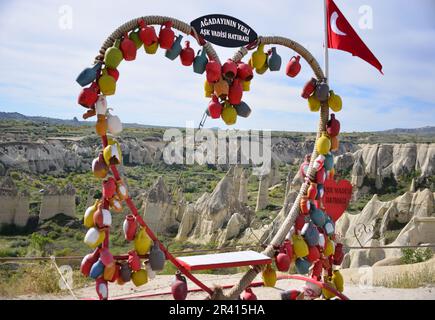 Goreme, zwischen den Felsformationen, den sogenannten Feenkamine, zwischen Tälern und Felskirchen gelegen. Zum UNESCO-Weltkulturerbe erklärt Stockfoto