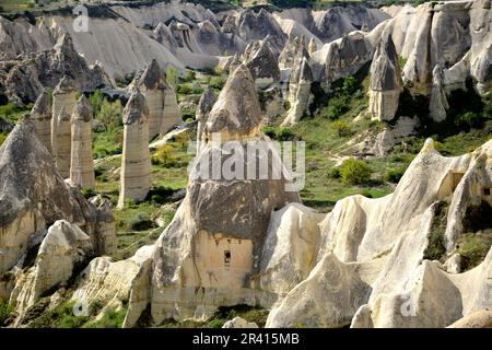 Goreme, zwischen den Felsformationen, den sogenannten Feenkamine, zwischen Tälern und Felskirchen gelegen. Zum UNESCO-Weltkulturerbe erklärt Stockfoto