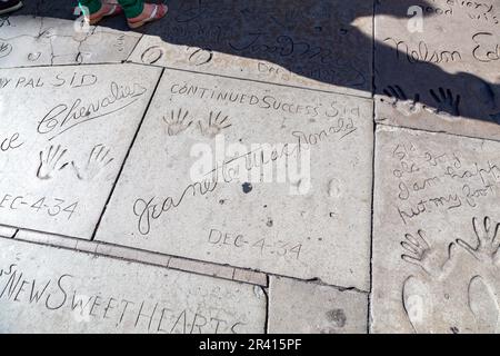 Los Angeles, USA - 24. Juni 2012: Handabdrücke von Maurice Chevalier und Jeanette MacDonald in Hollywood im Beton an den Vorplätzen. Stockfoto