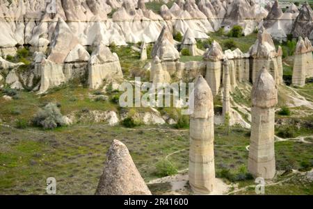 Goreme, zwischen den Felsformationen, den sogenannten Feenkamine, zwischen Tälern und Felskirchen gelegen. Zum UNESCO-Weltkulturerbe erklärt Stockfoto