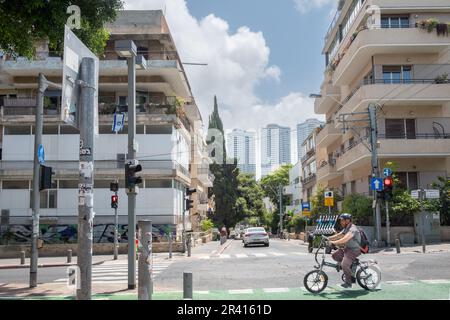 Tel Aviv, Israel - 18. Mai 2023: Blick vom Rothschild Boulevard mit Fahrrad zu Häusern im Bauhaus-Stil, importiert von deutschen Architekten. Stockfoto