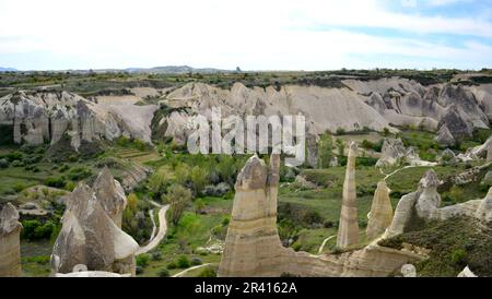 Goreme, zwischen den Felsformationen, den sogenannten Feenkamine, zwischen Tälern und Felskirchen gelegen. Zum UNESCO-Weltkulturerbe erklärt Stockfoto