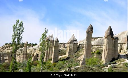 Goreme, zwischen den Felsformationen, den sogenannten Feenkamine, zwischen Tälern und Felskirchen gelegen. Zum UNESCO-Weltkulturerbe erklärt Stockfoto