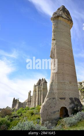 Goreme, zwischen den Felsformationen, den sogenannten Feenkamine, zwischen Tälern und Felskirchen gelegen. Zum UNESCO-Weltkulturerbe erklärt Stockfoto