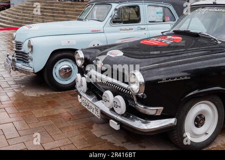 Schwarzer Sport GAZ M21 Volga und GAZ-M20 Pobeda auf der Classic Sowjeet Car Exhibition Stockfoto