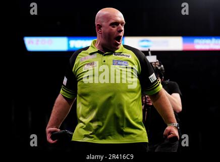 Michael van Gerwen feiert Michael Smith bei den Cazoo Premier League Play-offs bei der O2 in London. Foto: Donnerstag, 25. Mai 2023. Stockfoto