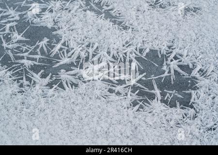 Eiskristalle bilden Spitzenformen auf gefrorenem Fluss, Nahaufnahme Makro Detail Stockfoto