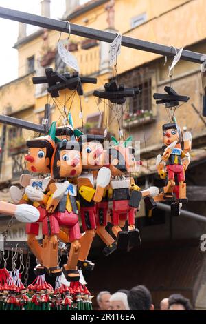 Pinocchio-Puppen zum Verkauf auf der Ponte Vecchio, Florenz, Italien. Stockfoto