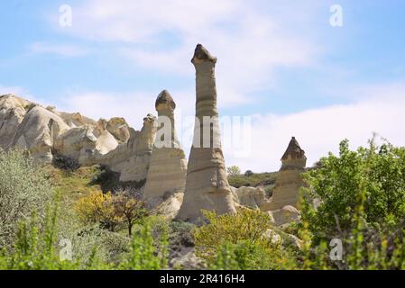 Goreme, zwischen den Felsformationen, den sogenannten Feenkamine, zwischen Tälern und Felskirchen gelegen. Zum UNESCO-Weltkulturerbe erklärt Stockfoto