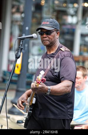 Offene Straßen – Hyannis, Massachusetts, USA. Mitglied einer Band, die Gitarre spielt. Stockfoto