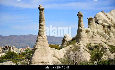 Goreme, zwischen den Felsformationen, den sogenannten Feenkamine, zwischen Tälern und Felskirchen gelegen. Zum UNESCO-Weltkulturerbe erklärt Stockfoto