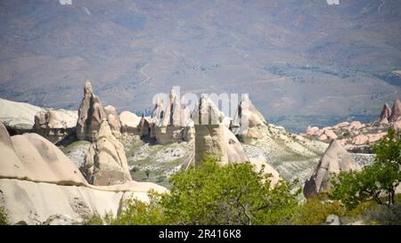 Goreme, zwischen den Felsformationen, den sogenannten Feenkamine, zwischen Tälern und Felskirchen gelegen. Zum UNESCO-Weltkulturerbe erklärt Stockfoto