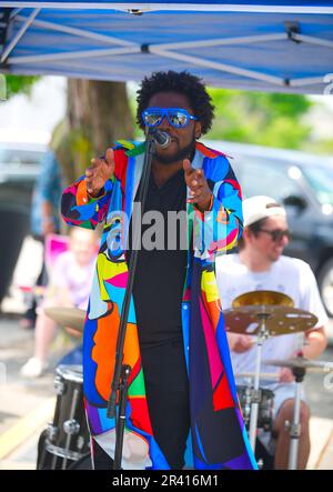 Open Streets – Hyannis, Massachusetts, USA, ein Sänger tritt auf der Main Street auf. Stockfoto