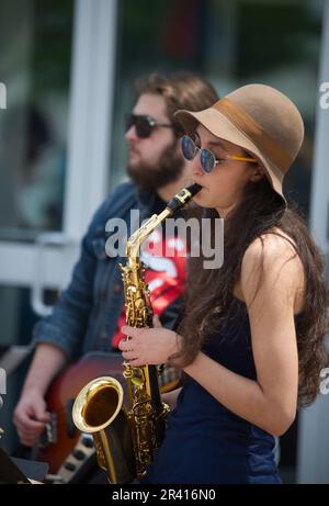 Offene Straßen – Hyannis, Massachusetts, USA. Eine weibliche Saxafonspielerin an der Main Street Stockfoto